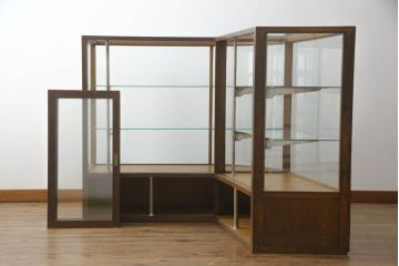L字ガラスケースをリペア&カスタム!高品質リペアを施し、下部は物を収納できるようオープン仕様に。1トーン落ち着いた色味に着色仕上げ。(Rガラス、ショーケース、店舗什器、陳列棚、曲げガラス)