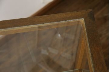 L字ガラスケースをリペア&カスタム!高品質リペアを施し、下部は物を収納できるようオープン仕様に。1トーン落ち着いた色味に着色仕上げ。(Rガラス、ショーケース、店舗什器、陳列棚、曲げガラス)