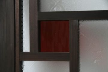 ガラス戸をリペア&カスタム!当店オリジナル建具を設置場所に合わせてリサイズし、三方枠も新規製作。色ガラスをはめ込み、枠は濃い茶色で着色仕上げ。(ドア、建具)