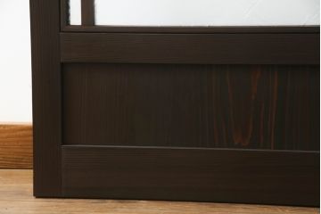 ガラス戸をリペア&カスタム!当店オリジナル建具を設置場所に合わせてリサイズし、三方枠も新規製作。色ガラスをはめ込み、枠は濃い茶色で着色仕上げ。(ドア、建具)