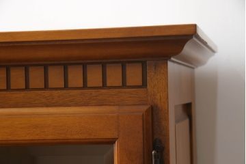 キャビネットをリペア&カスタム!高品質リペアを施し、ご希望の高さで台輪を取り付け。元の色味に合わせて着色仕上げ。(サイドボード、収納棚、戸棚、飾り棚)