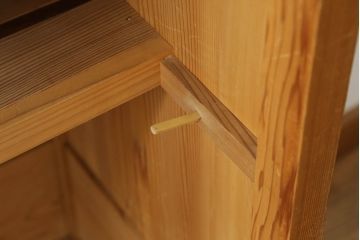 置き水屋の見た目を変えずに綺麗にリペア!着色やワックスは行わず、無垢の色合いのまま仕上げ。(置水屋、茶水屋、戸棚、茶棚、収納棚)