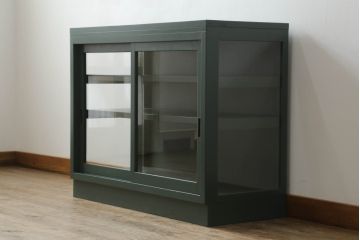 ガラス収納棚をリペア&カスタム!天板の取り付け。取り外し可能な棚板を設置。ダークグリーンでペイント仕上げ。(ガラスケース、サイドボード、飾り棚、陳列棚、戸棚、キャビネット、店舗什器、三面)