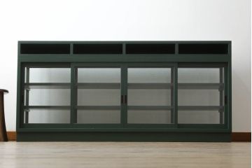 ガラス収納棚をリペア&カスタム!上部にオープンラックを製作し、内部は木製棚板を追加。背面にチェッカーガラスを取り付け、全体をダークグリーンにペイント仕上げ。(ガラスケース、サイドボード、飾り棚、陳列棚、戸棚、キャビネット、店舗什器、三面)