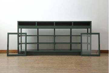 ガラス収納棚をリペア&カスタム!上部にオープンラックを製作し、内部は木製棚板を追加。背面にチェッカーガラスを取り付け、全体をダークグリーンにペイント仕上げ。(ガラスケース、サイドボード、飾り棚、陳列棚、戸棚、キャビネット、店舗什器、三面)