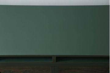ガラス収納棚をリペア&カスタム!上部にオープンラックを製作し、内部は木製棚板を追加。背面にチェッカーガラスを取り付け、全体をダークグリーンにペイント仕上げ。(ガラスケース、サイドボード、飾り棚、陳列棚、戸棚、キャビネット、店舗什器、三面)