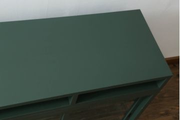 ガラス収納棚をリペア&カスタム!上部にオープンラックを製作し、内部は木製棚板を追加。背面にチェッカーガラスを取り付け、全体をダークグリーンにペイント仕上げ。(ガラスケース、サイドボード、飾り棚、陳列棚、戸棚、キャビネット、店舗什器、三面)