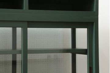 ガラス収納棚をリペア&カスタム!上部にオープンラックを製作し、内部は木製棚板を追加。背面にチェッカーガラスを取り付け、全体をダークグリーンにペイント仕上げ。(ガラスケース、サイドボード、飾り棚、陳列棚、戸棚、キャビネット、店舗什器、三面)