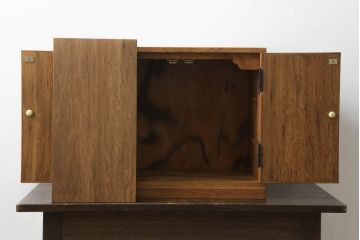 屋久杉の収納棚の見た目を変えずに綺麗にリペア!外側は無着色ウレタン、内部はクリアワックスで仕上げ。(戸棚、卓上収納、キャビネット)