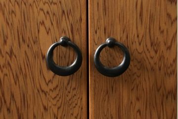 屋久杉の収納棚の見た目を変えずに綺麗にリペア!外側は無着色ウレタン、内部はクリアワックスで仕上げ。(戸棚、卓上収納、キャビネット)