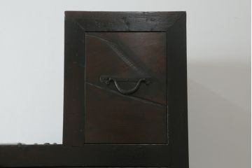 明治時代の二段重ね階段箪笥をリペア&カスタム!高品質リペアを施し、階段として使用できるよう補強。1トーン落ち着いた色味に着色仕上げ。(時代箪笥、収納箪笥、和タンス)