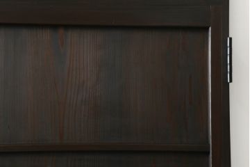 大正期の扉をリペア&カスタム!設置場所に合わせてリサイズ。マグネット式ラッチ金具を取り付け。濃い茶色で着色し仕上げ。(ドア、ガラスドア、片開きドア、木製ドア)