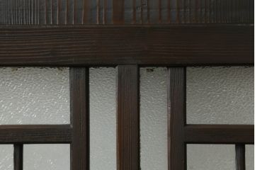大正期の扉をリペア&カスタム!設置場所に合わせてリサイズ。マグネット式ラッチ金具を取り付け。濃い茶色で着色し仕上げ。(ドア、ガラスドア、片開きドア、木製ドア)