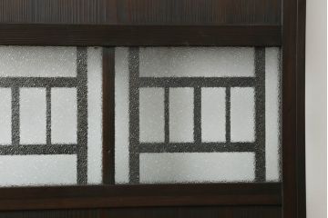大正期の扉をリペア&カスタム!設置場所に合わせてリサイズ。マグネット式ラッチ金具を取り付け。濃い茶色で着色し仕上げ。(ドア、ガラスドア、片開きドア、木製ドア)