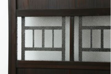 大正期の扉をリペア&カスタム!設置場所に合わせてリサイズ。マグネット式ラッチ金具を取り付け。濃い茶色で着色し仕上げ。(ドア、ガラスドア、片開きドア、木製ドア)