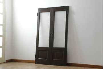 プレスガラス入り両開きドア1対をリペア&カスタム!設置場所に合わせてリサイズし、マグネット式ラッチ金具の取り付け。濃い茶色に着色仕上げ。(ガラスドア、木製ドア)