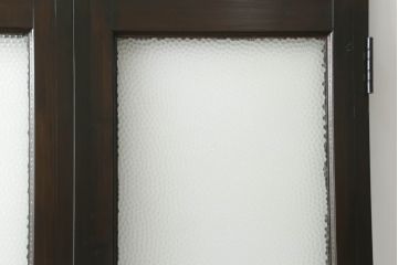 プレスガラス入り両開きドア1対をリペア&カスタム!設置場所に合わせてリサイズし、マグネット式ラッチ金具の取り付け。濃い茶色に着色仕上げ。(ガラスドア、木製ドア)