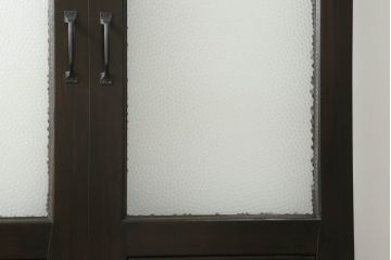 プレスガラス入り両開きドア1対をリペア&カスタム!設置場所に合わせてリサイズし、マグネット式ラッチ金具の取り付け。濃い茶色に着色仕上げ。(ガラスドア、木製ドア)