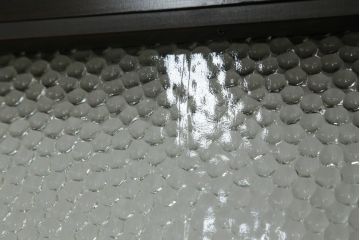 プレスガラス入り両開きドア1対をリペア&カスタム!設置場所に合わせてリサイズし、マグネット式ラッチ金具の取り付け。濃い茶色に着色仕上げ。(ガラスドア、木製ドア)