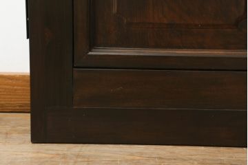 プレスガラス入り両開きドア1対をリペア&カスタム!設置場所に合わせてリサイズし、マグネット式ラッチ金具の取り付け。濃い茶色に着色仕上げ。(ガラスドア、木製ドア)