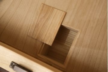 岩谷堂箪笥のワードローブをリペア&カスタム!棚板を取り外し、内部がひとつの空間になるよう加工。現状の色味をベースに傷消し仕上げ。(洋服タンス、収納棚)