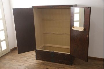 岩谷堂箪笥のワードローブをリペア&カスタム!棚板を取り外し、内部がひとつの空間になるよう加工。現状の色味をベースに傷消し仕上げ。(洋服タンス、収納棚)