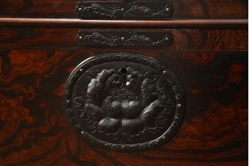 岩谷堂箪笥のワードローブをリペア&カスタム!棚板を取り外し、内部がひとつの空間になるよう加工。現状の色味をベースに傷消し仕上げ。(洋服タンス、収納棚)
