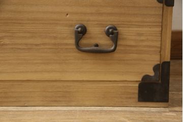 桐箪笥をリペア&カスタム!高品質リペアを施し、ガラス天板を取り付け。木地色仕上げ。(引き出し、収納箪笥、衣装箪笥、桐箪笥)