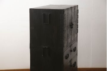 重ね箪笥をリペア&カスタム!観音扉内部は引き出しを取り外し棚に加工。鉄脚を取り付け、現状の色味をベースに着色仕上げ。(観音箪笥、衣装箪笥、時代箪笥、引き出し)