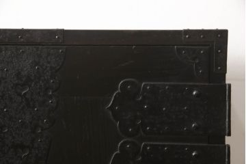 重ね箪笥をリペア&カスタム!観音扉内部は引き出しを取り外し棚に加工。鉄脚を取り付け、現状の色味をベースに着色仕上げ。(観音箪笥、衣装箪笥、時代箪笥、引き出し)