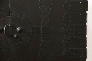重ね箪笥をリペア&カスタム!観音扉内部は引き出しを取り外し棚に加工。鉄脚を取り付け、現状の色味をベースに着色仕上げ。(観音箪笥、衣装箪笥、時代箪笥、引き出し)
