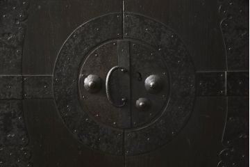 重ね箪笥をリペア&カスタム!観音扉内部は引き出しを取り外し棚に加工。鉄脚を取り付け、現状の色味をベースに着色仕上げ。(観音箪笥、衣装箪笥、時代箪笥、引き出し)
