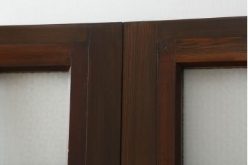 ガラス戸をリペア&カスタム!指定サイズにリサイズし、引手・平型戸車を取り付け。上部は変わり花菱ガラス、下部はすりガラスに交換。当店商品を参考に全体を着色して仕上げ。(引き戸、建具)