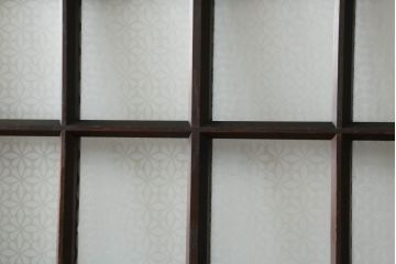 ガラス戸をリペア&カスタム!指定サイズにリサイズし、引手・平型戸車を取り付け。上部は変わり花菱ガラス、下部はすりガラスに交換。当店商品を参考に全体を着色して仕上げ。(引き戸、建具)