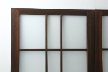 ガラス戸をリペア&カスタム!指定サイズにリサイズし、引手・平型戸車を取り付け。ガラスは全てすりガラスに交換。当店商品を参考に全体を着色して仕上げ。(引き戸、建具)