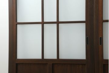 ガラス戸をリペア&カスタム!指定サイズにリサイズし、引手・平型戸車を取り付け。ガラスは全てすりガラスに交換。当店商品を参考に全体を着色して仕上げ。(引き戸、建具)