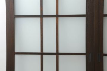 ガラス戸をリペア&カスタム!指定サイズにリサイズし、引手・平型戸車を取り付け。ガラスは全てすりガラスに交換。当店商品を参考に全体を着色して仕上げ。(引き戸、建具)