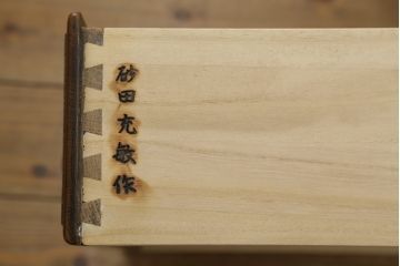 北海道旭川家具のチェストをリペア&カスタム!台輪をカットし新たに脚を取り付け。元の色をベースに、1トーン程落ち着いた色に着色して仕上げ。(洋服タンス、引き出し)
