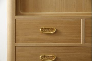総桐箪笥をリペア&カスタム!上段右側の棚板を取り外し、畳に跡がつくのを軽減させるための下敷き板を新規製作。砥の粉を落としクリアワックスで仕上げ。(胴丸、和タンス、桐たんす、収納箪笥、衣装タンス)