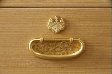総桐箪笥をリペア&カスタム!上段右側の棚板を取り外し、畳に跡がつくのを軽減させるための下敷き板を新規製作。砥の粉を落としクリアワックスで仕上げ。(胴丸、和タンス、桐たんす、収納箪笥、衣装タンス)