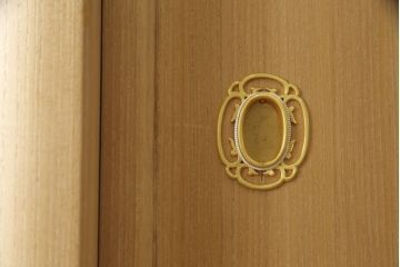総桐箪笥をリペア&カスタム!上段右側の棚板を取り外し、畳に跡がつくのを軽減させるための下敷き板を新規製作。砥の粉を落としクリアワックスで仕上げ。(胴丸、和タンス、桐たんす、収納箪笥、衣装タンス)