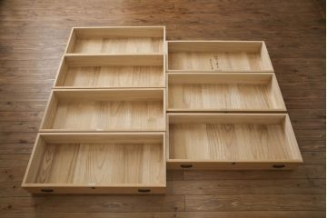 加茂総桐箪笥の見た目を変えずに綺麗にリペア!全体をクリーニング後、元の色を活かし蜜蝋クリアワックスにて仕上げ。(総桐たんす、衣装箪笥、整理タンス、胴厚)