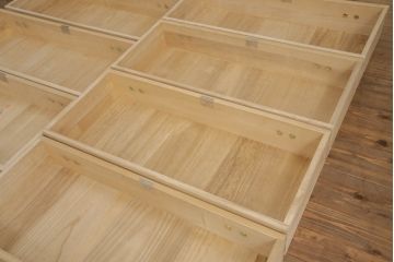 加茂総桐箪笥の見た目を変えずに綺麗にリペア!全体をクリーニング後、元の色を活かし蜜蝋クリアワックスにて仕上げ。(総桐たんす、衣装箪笥、整理タンス、胴厚)