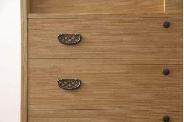 加茂総桐箪笥の見た目を変えずに綺麗にリペア!全体をクリーニング後、元の色を活かし蜜蝋クリアワックスにて仕上げ。(総桐たんす、衣装箪笥、整理タンス、胴厚)