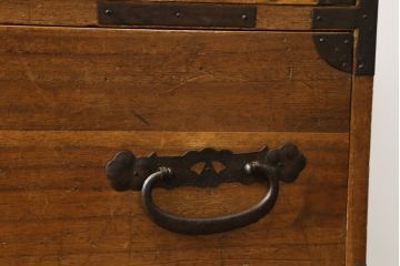 昭和初期の会津衣装箪笥をリペア&カスタム!上下分けて使用できるよう、内側から天板補強。鉄脚を取り付け、クリアワックスで仕上げ。(ローボード、ローチェスト、和たんす、時代箪笥、収納箪笥、衣装箪笥、引き出し、テレビ台)