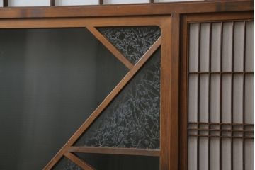 昭和初期の障子戸2枚をリペア&カスタム!金具は交換し、障子もプラスチック障子へ張り替え。全体を元の色味に合わせて着色して仕上げ。(建具、引き戸、ガラス戸)