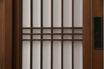 昭和初期の障子戸2枚をリペア&カスタム!金具は交換し、障子もプラスチック障子へ張り替え。全体を元の色味に合わせて着色して仕上げ。(建具、引き戸、ガラス戸)