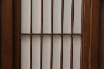 昭和初期の障子戸2枚をリペア&カスタム!金具は交換し、障子もプラスチック障子へ張り替え。全体を元の色味に合わせて着色して仕上げ。(建具、引き戸、ガラス戸)