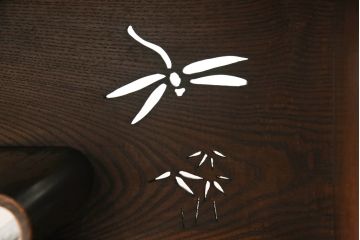 重ね茶棚にリペア&カスタム!中段・下段引き戸内部の既存の棚板を取り外し、棚受けを取り付け、棚板を各1枚製作し取り付け。本体は現状をベースに着色。(茶箪笥、飾り棚、収納棚、戸棚)