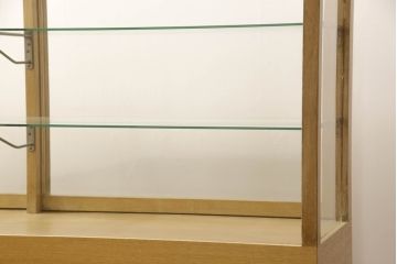 ガラスケースの見た目を変えずに綺麗にリペア!棚底をオーク材に変更し、本体は現状をベースに着色。(収納棚、陳列棚、飾り棚、ショーケース)